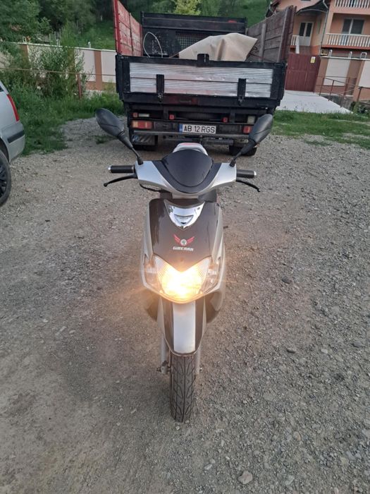 Vand scuter cu podea