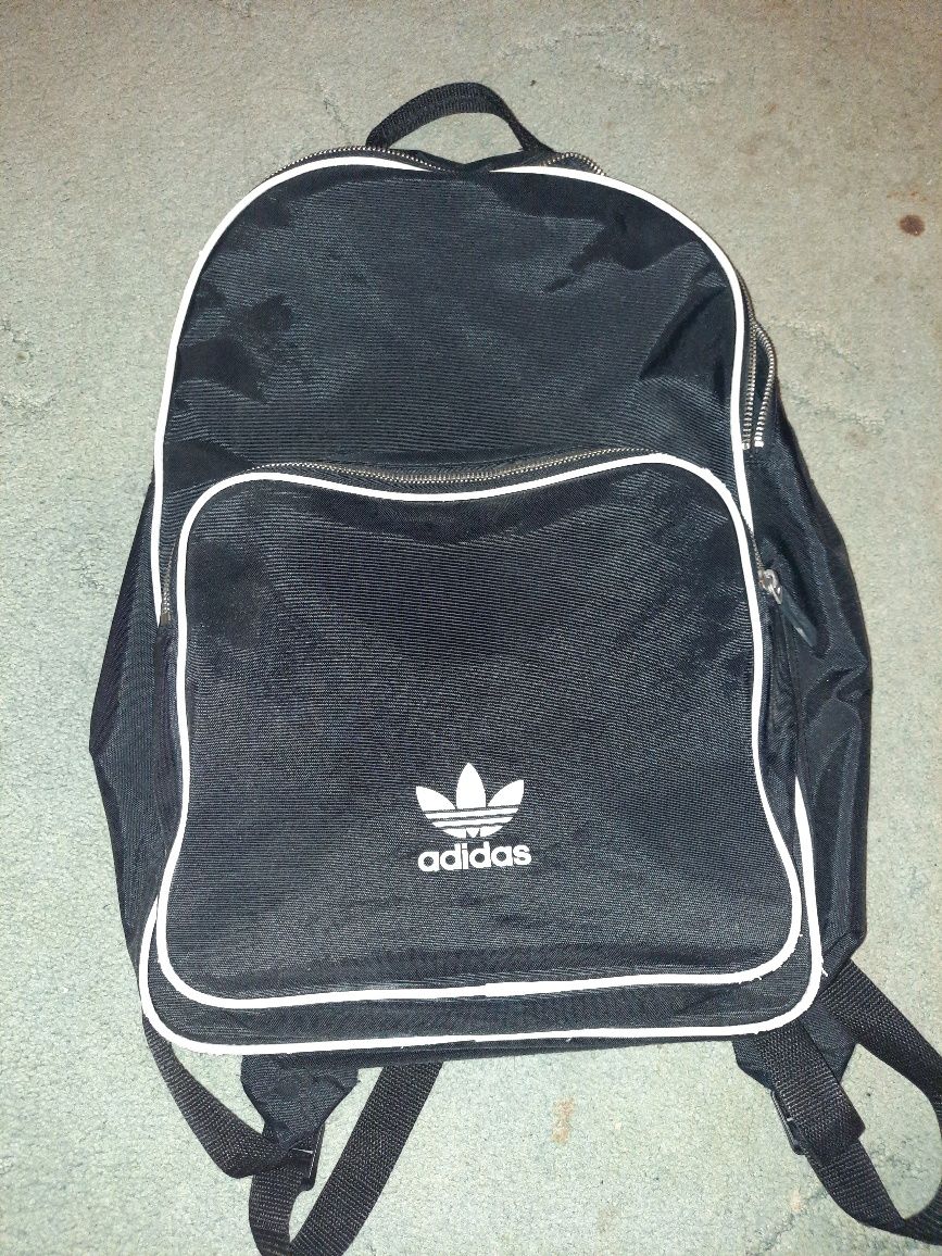 Vand ghiozdan Adidas original, defect la un singur fermoar