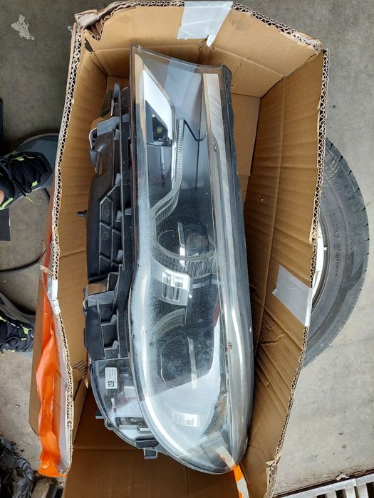 Фар за BMW G 11 на части