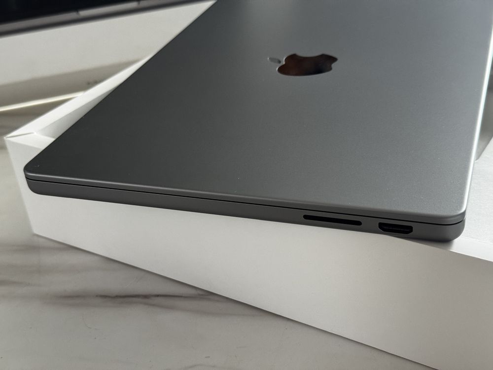 MacBook Pro 14 inch display retina M3 chip -512GB ssd -5 cicluri -100%
