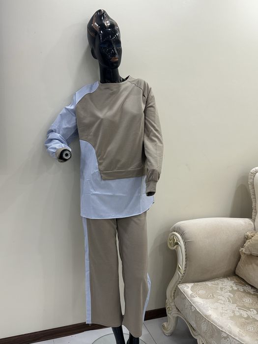 Set modern din doua piese , cu detalii in dungi si croiala lejera .