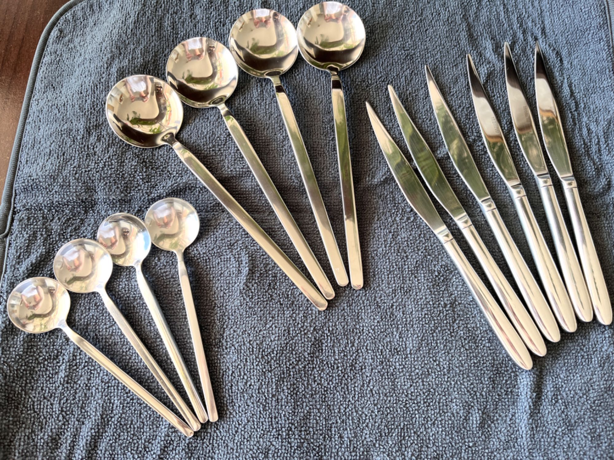 Set tacamuri linguri supa servire cutite peste lingurite inox