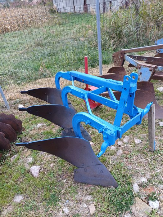 Plug de vanzare dupa tractor 3 brezde dupa tractor de la 50 cp in sus