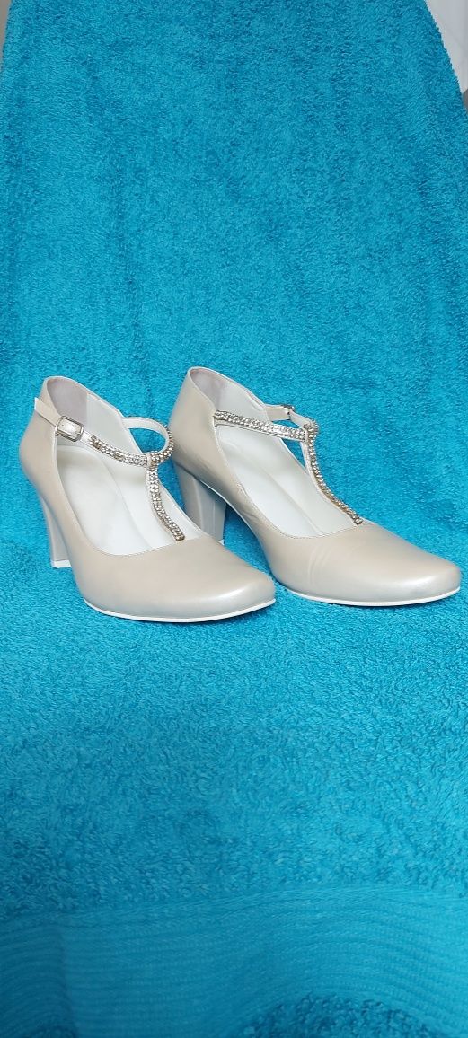 Pantofi albi nr. 40