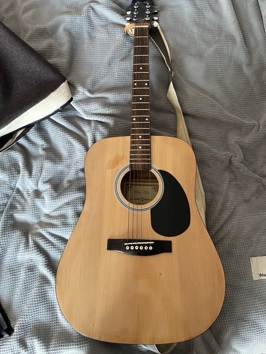 Пррдам гитару в хорошем сомтоянии