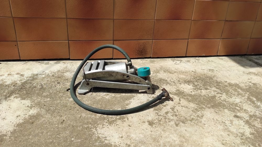 Pompă de picior vintage