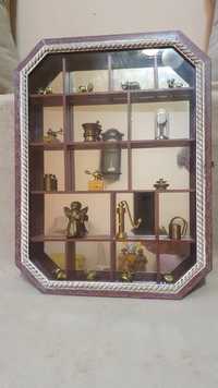 Vitrina din lemn cu usa cu geam , cu 17 miniaturi din bronz