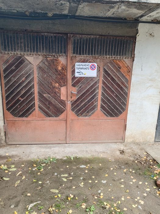 Продавам 2 бр. гаражни врати