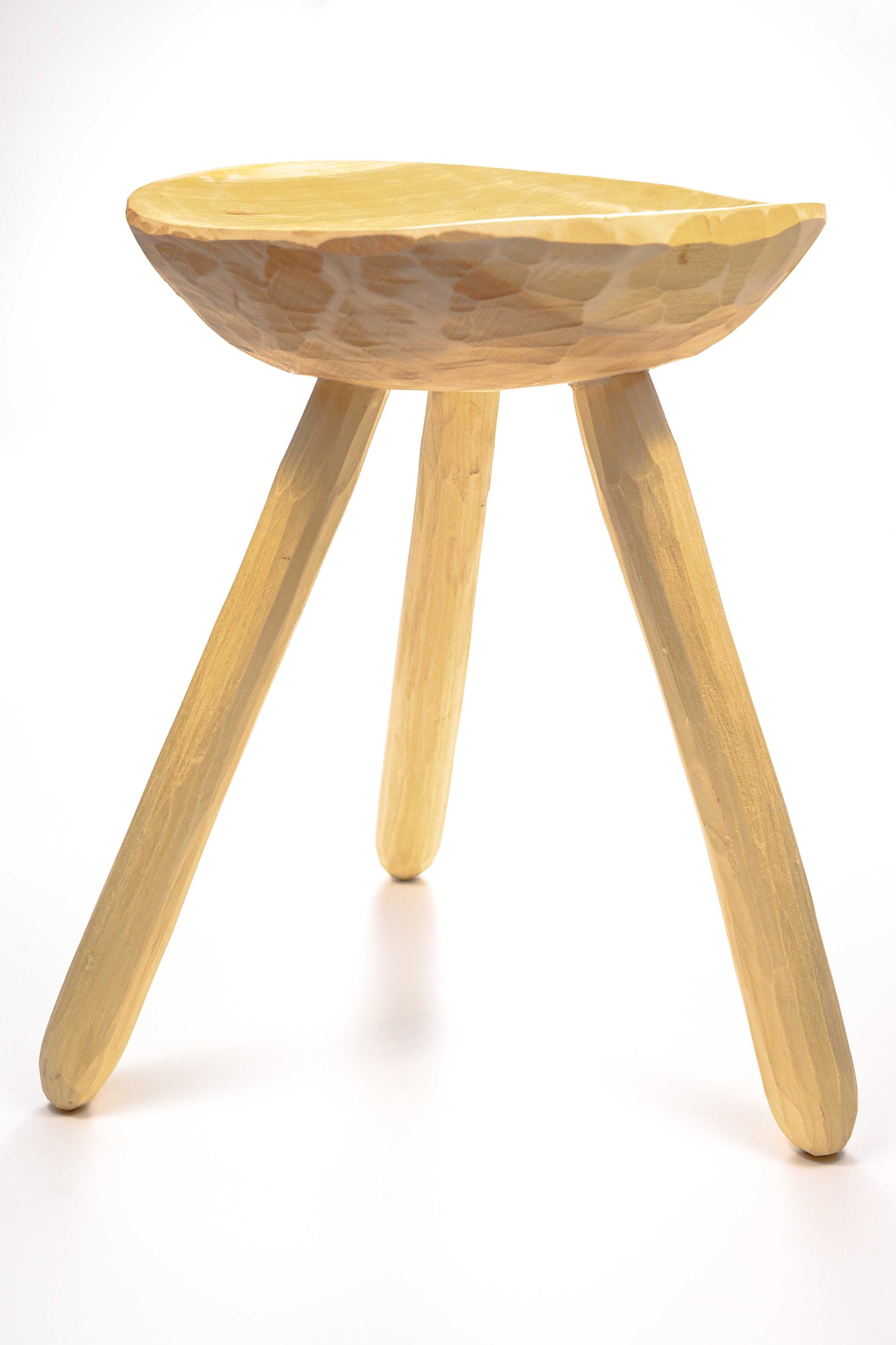 Scaun din lemn cu trei picioare
