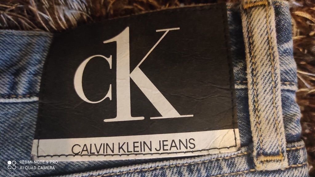 Vând blugi originali Calvin Klein
