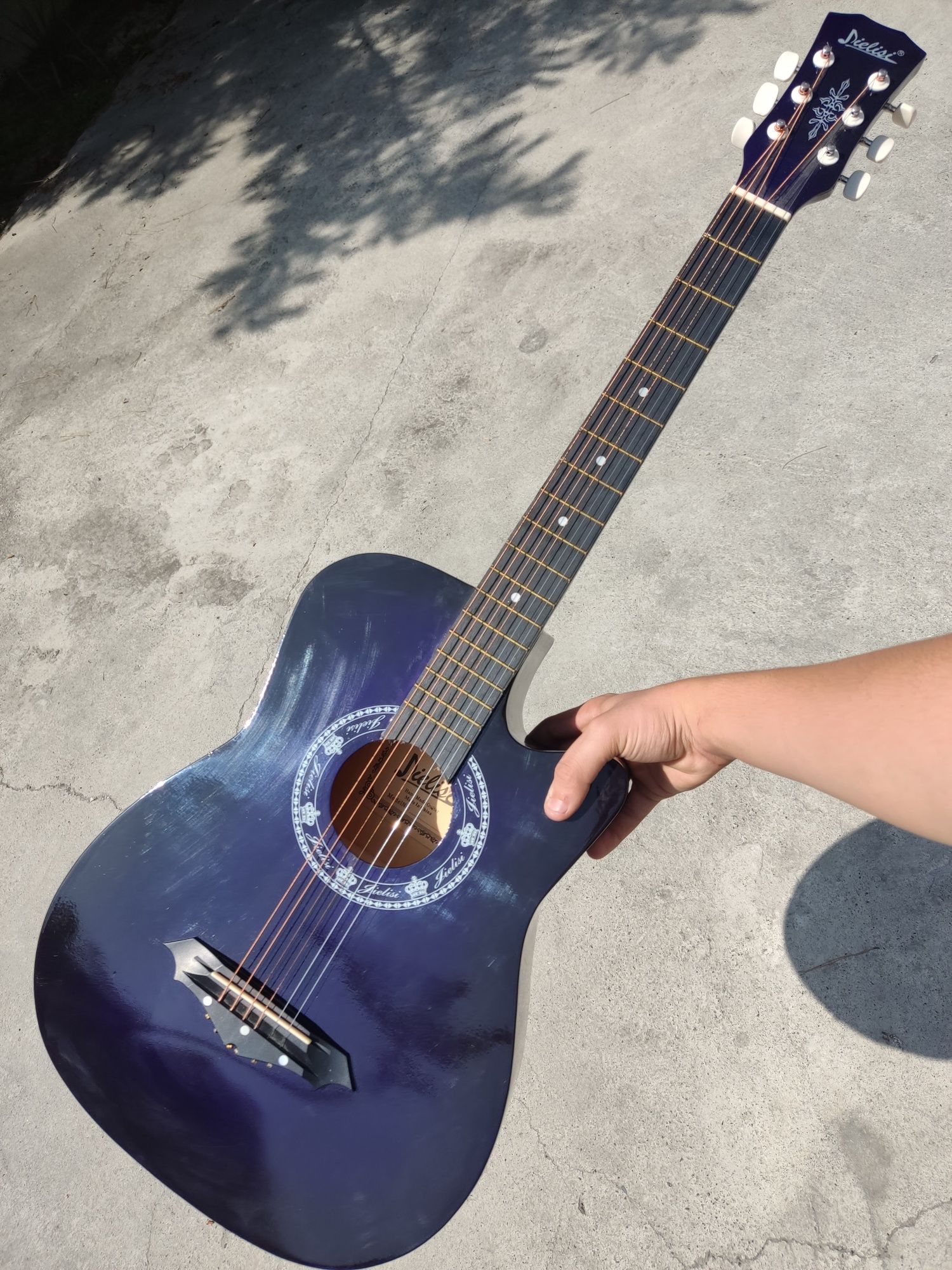Gitara  gilofi bor rangi soiyoxrang