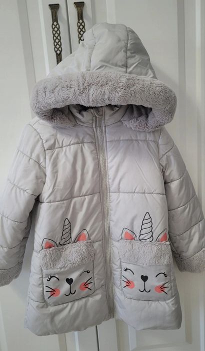 Haina groasa fetiță