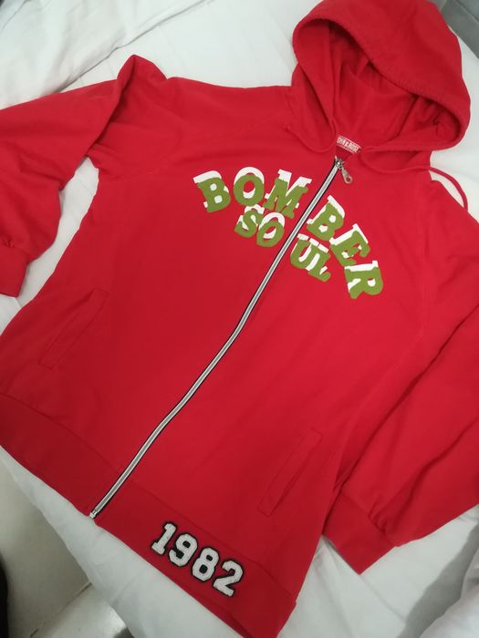 Суичър в червено