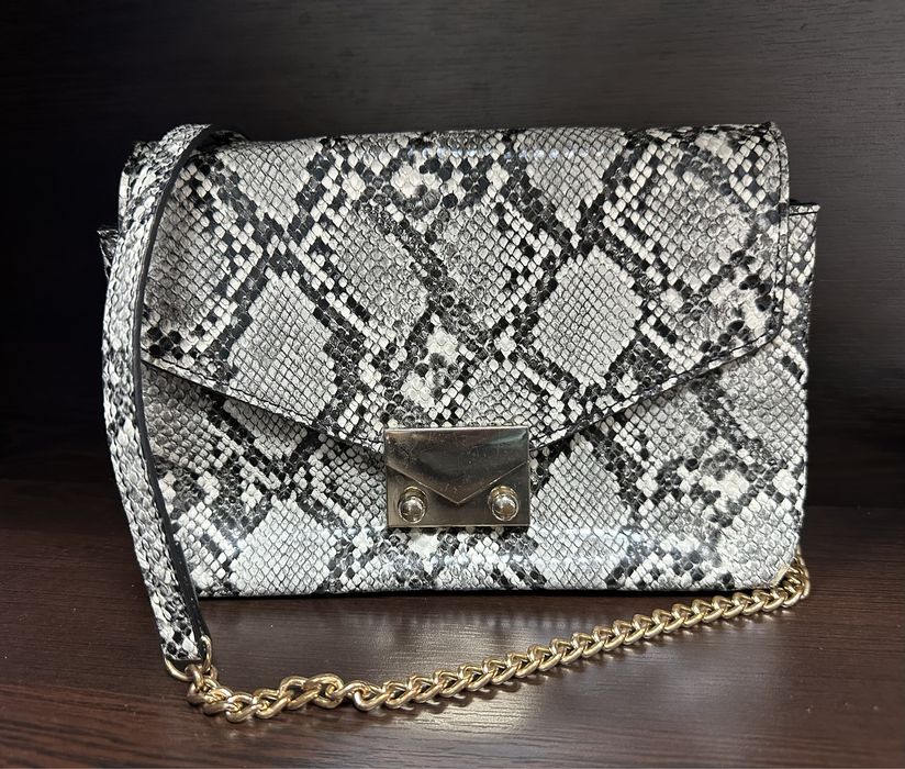 MANGO дамска чанта – змийски принт, верижна дръжка