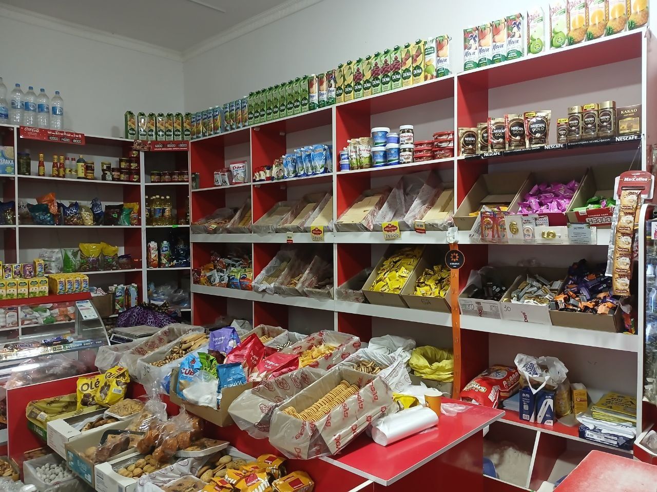 Oziq ovqat magazinidagi polkalar sotiladi sifati yaxshi