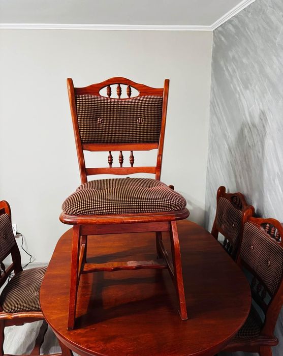 Set masă extensibila din lemn masiv cu 6 scaune