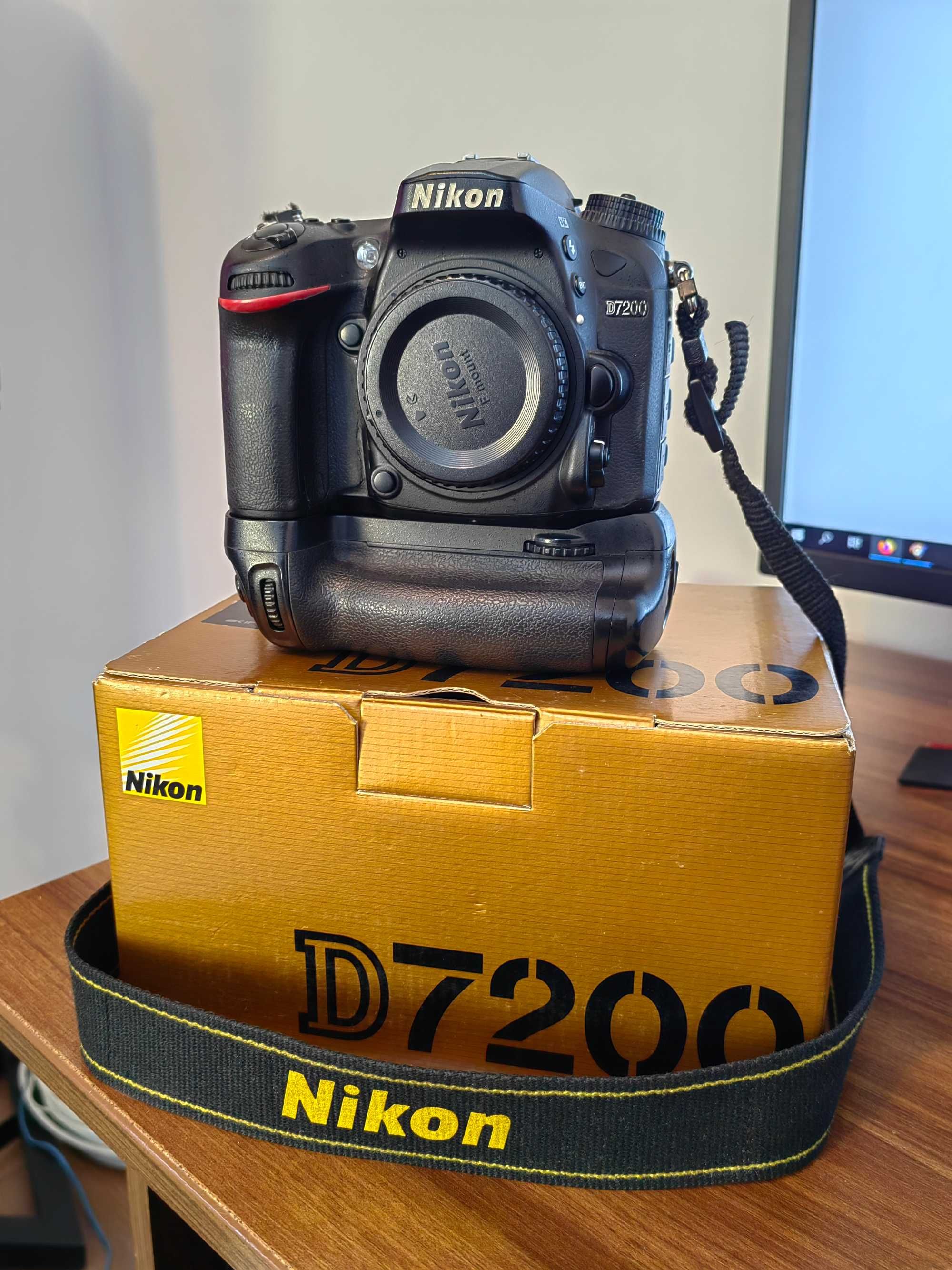 Nikon D7200 cu grip + acumulator in stare f.buna