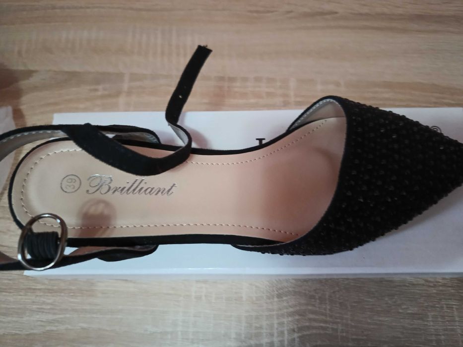 Pantofi cu calcai decupat , cu bretele