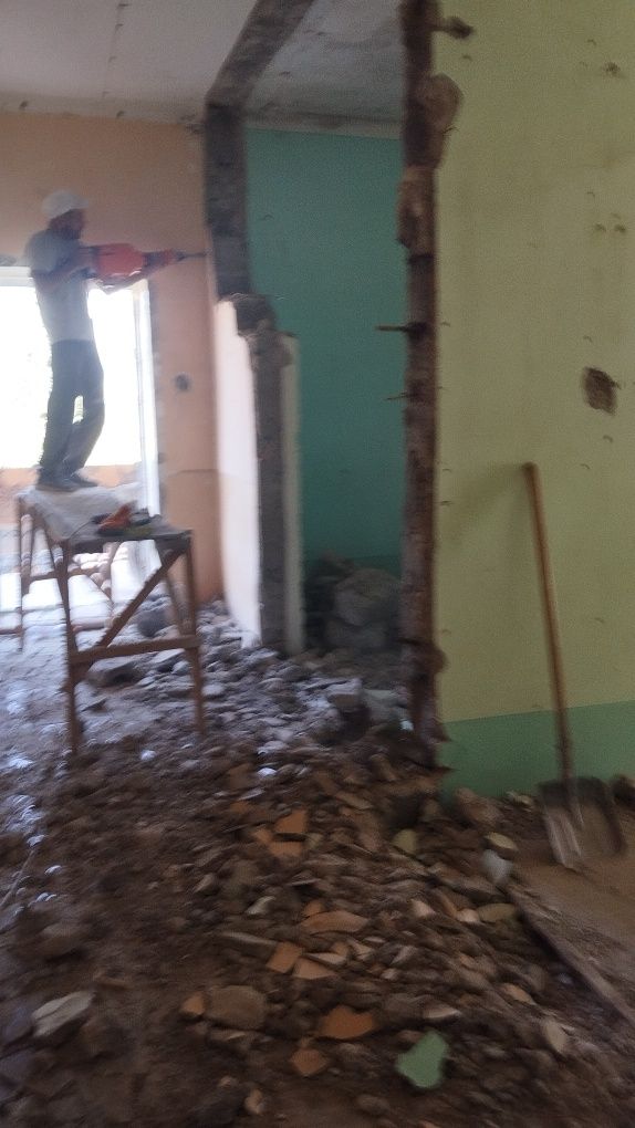 Демонтаж ломаем стены