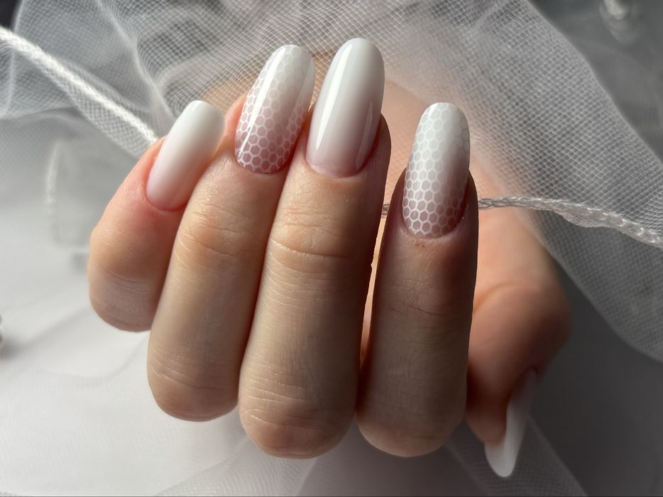 Realizez manichiura cu gel, semipermanenta, pedichiura