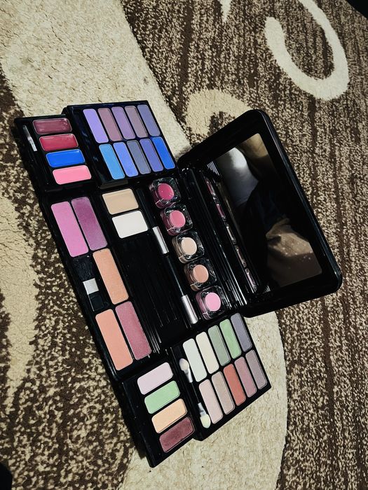 Trusă make-up ………