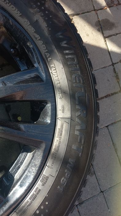 Vând jante cu amvelope de iarna cu dimensiuni 215/60/16 99H16