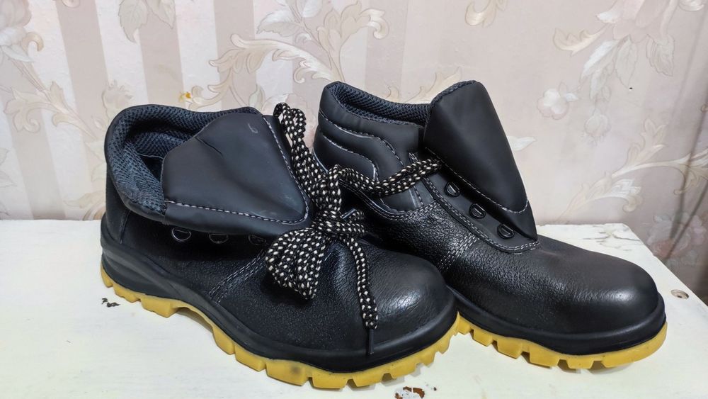 Ботинки 43 размер.