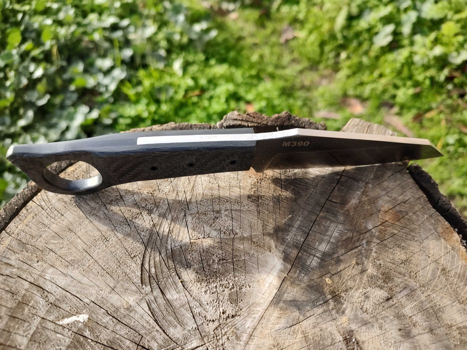 Нож от премиум стомана...