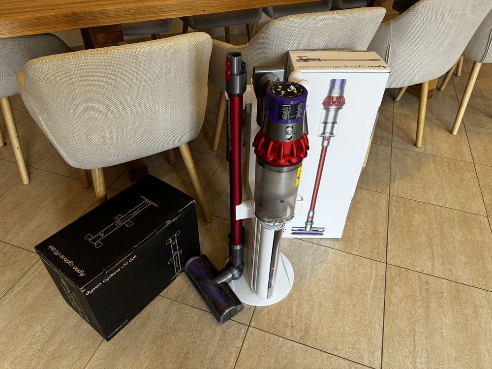 Aspirator vertical DYSON V10 MotorHead + Stand podea cu accesorii!