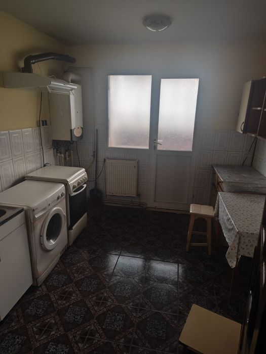 Închiriez apartament 2 camere semidecomandat, micro 11 lângă gradiniță