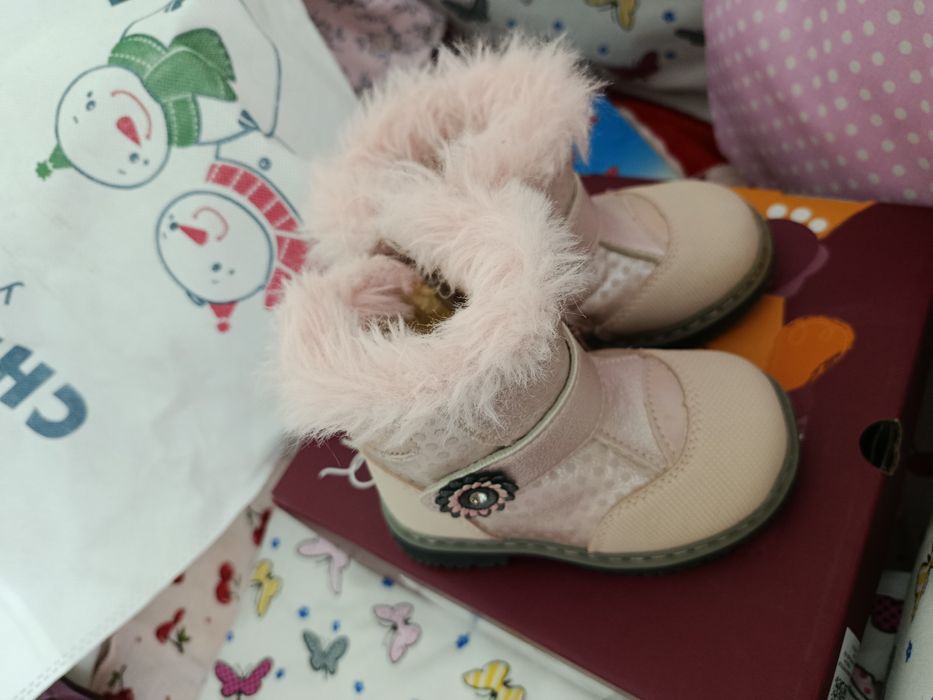 Продам зимнюю детскую обувь