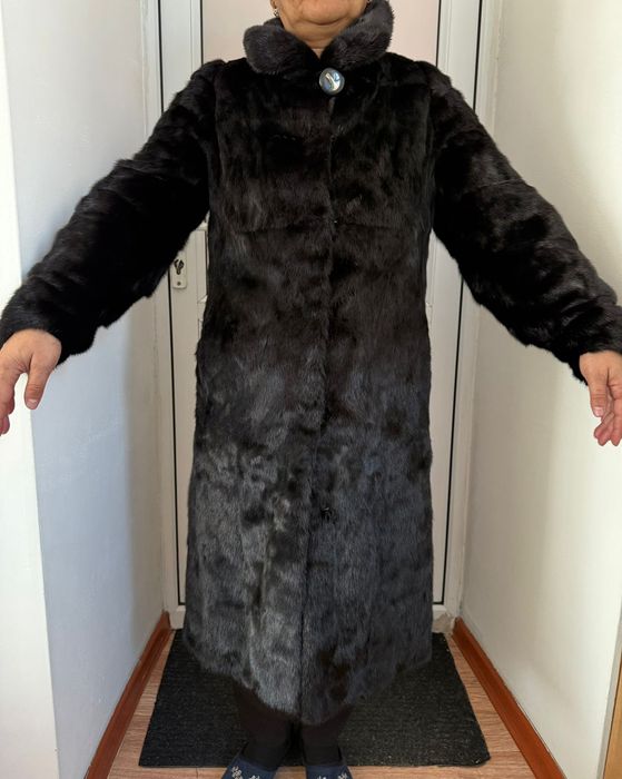 Шуба тёплая, длинная.