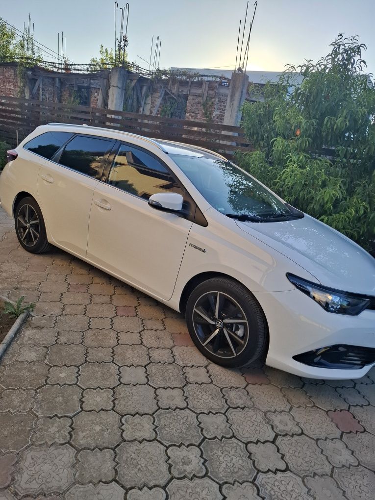 Vînd Toyota auris Touring Sports 1,8 hibrid automat 2018