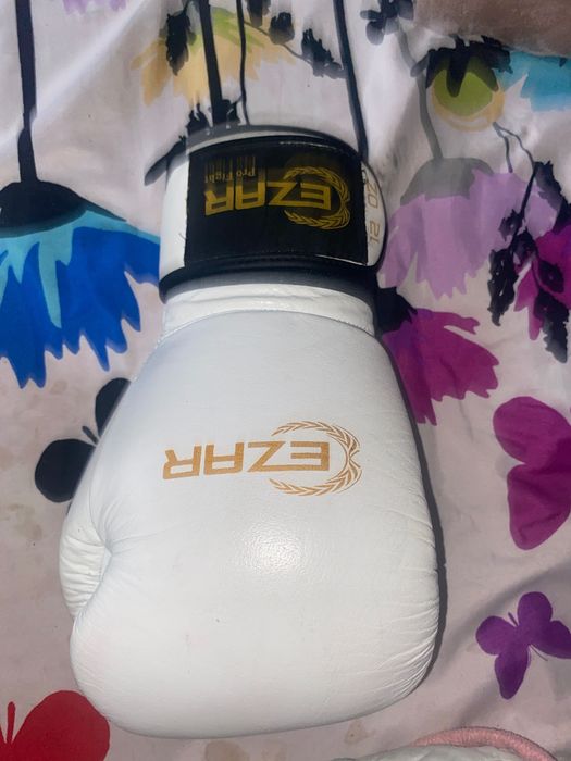 Vand manusi de box cezar