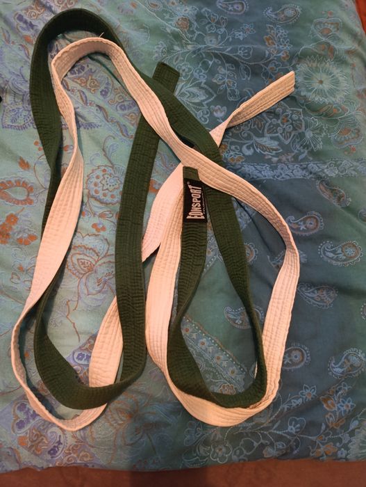 Бял и зелен колан за бойно изкуство