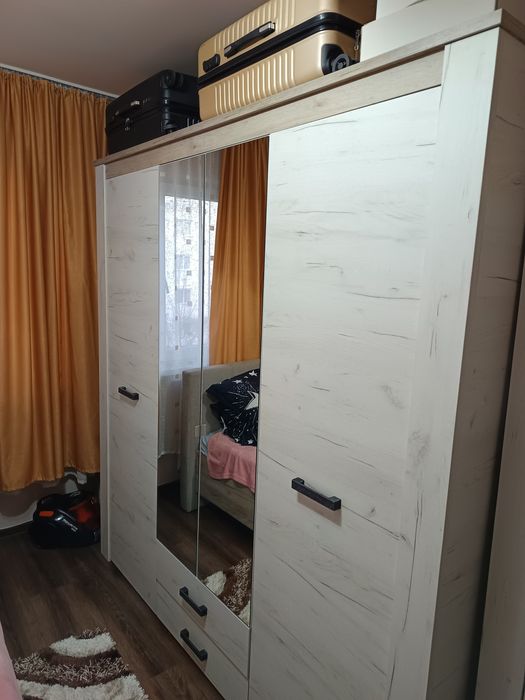 Dormitor copil cu pat și dulap