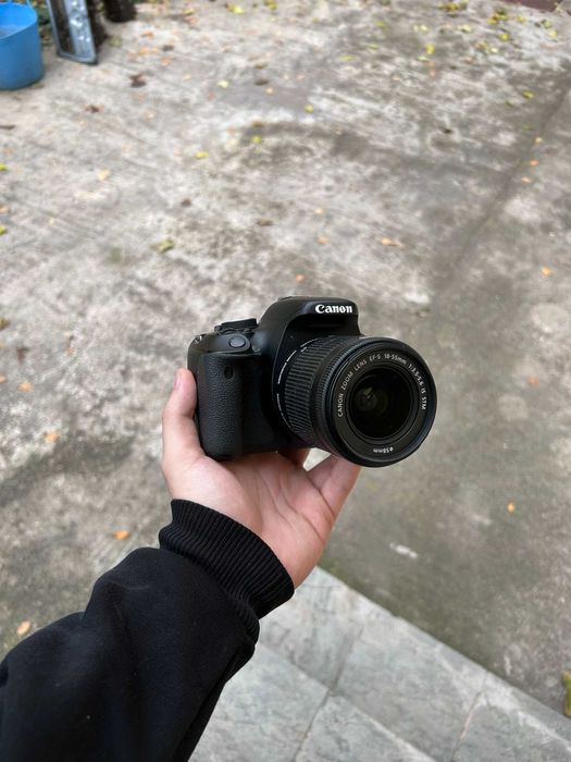 Canon 600D Body + Obiectiv EF-S 18-55mm f/3..5-5.6 IS STM