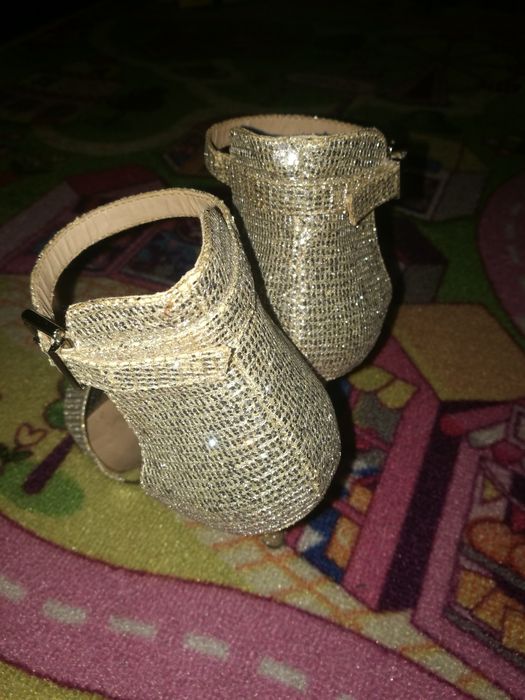 Sandale cu toc si paiete