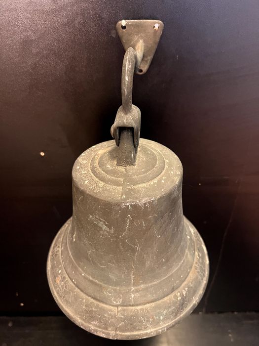 Clopot vechi,de mari dimensiuni realizat din bronz masiv