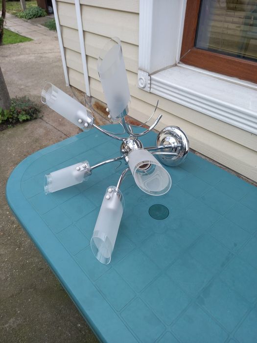 Полилей с пет чашки плюс още един подарък.