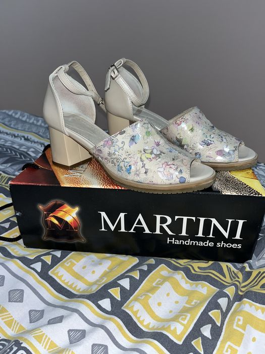 Бежови обувки Martini