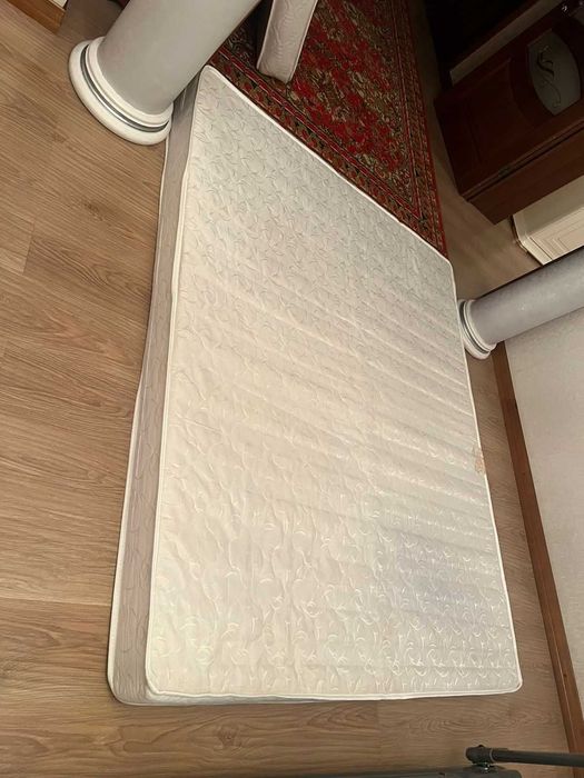 Продам матрасы белые, как новые