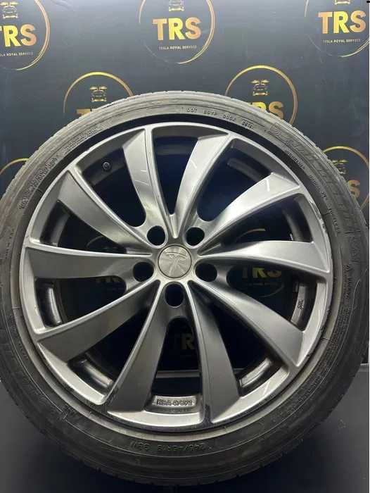 245/45/19 Гуми и джанти,тесла,tesla с датчици