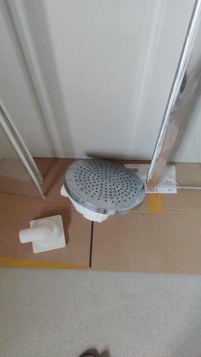 Cabina de dus cu cadita