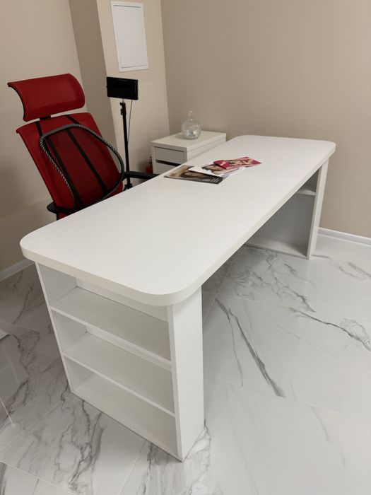 Маса и стол за маникюр