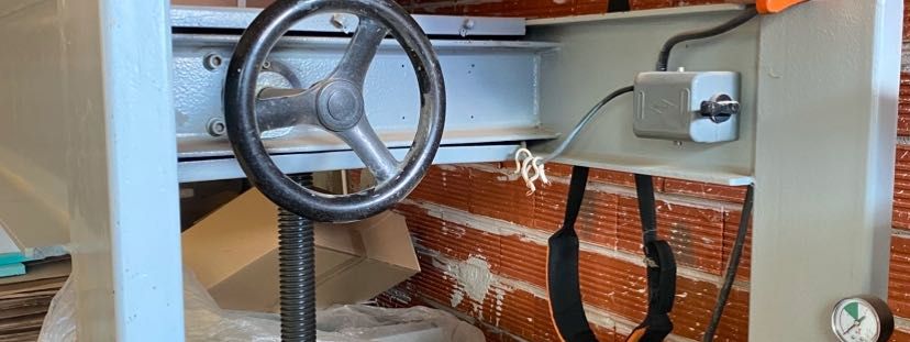 Продавам винтова преса за врати