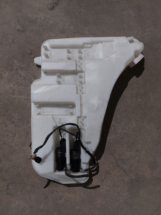 Vas lichid parbriz cu pompite BMW F10 F11 Cod 8050439