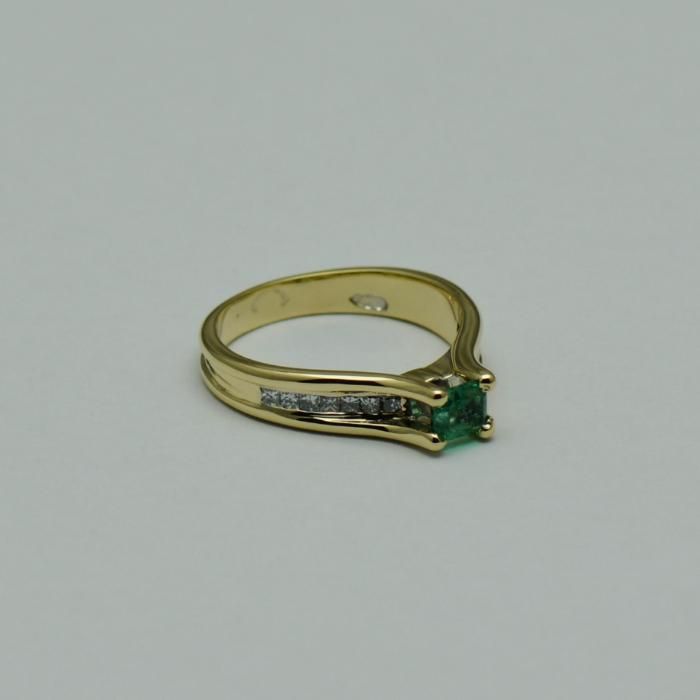Inel de aur galben, smarald si diamante (cod 2107)