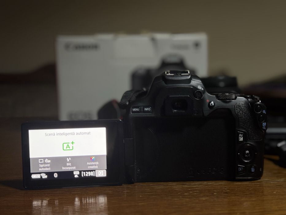 Canon EOS 250D si obiectiv 18-55mm