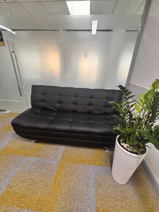 Кожаный офисный диван + 2 стула